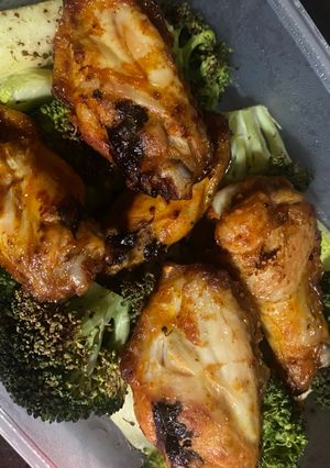 Una foto de Alitas de pollo adobadas con brócoli y calabacín en AIR- FRYER