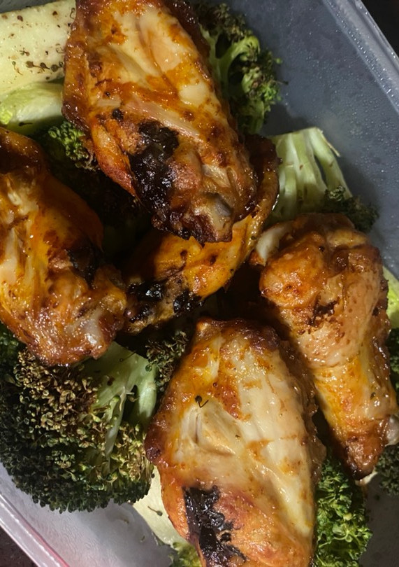 Una foto de Alitas de pollo adobadas con brócoli y calabacín en AIR- FRYER
