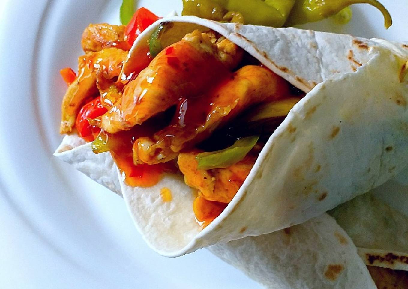 Fajitas de pechuga de pollo con vegetales y especias varias