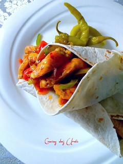 Una foto de Fajitas de pechuga de pollo con vegetales y especias varias