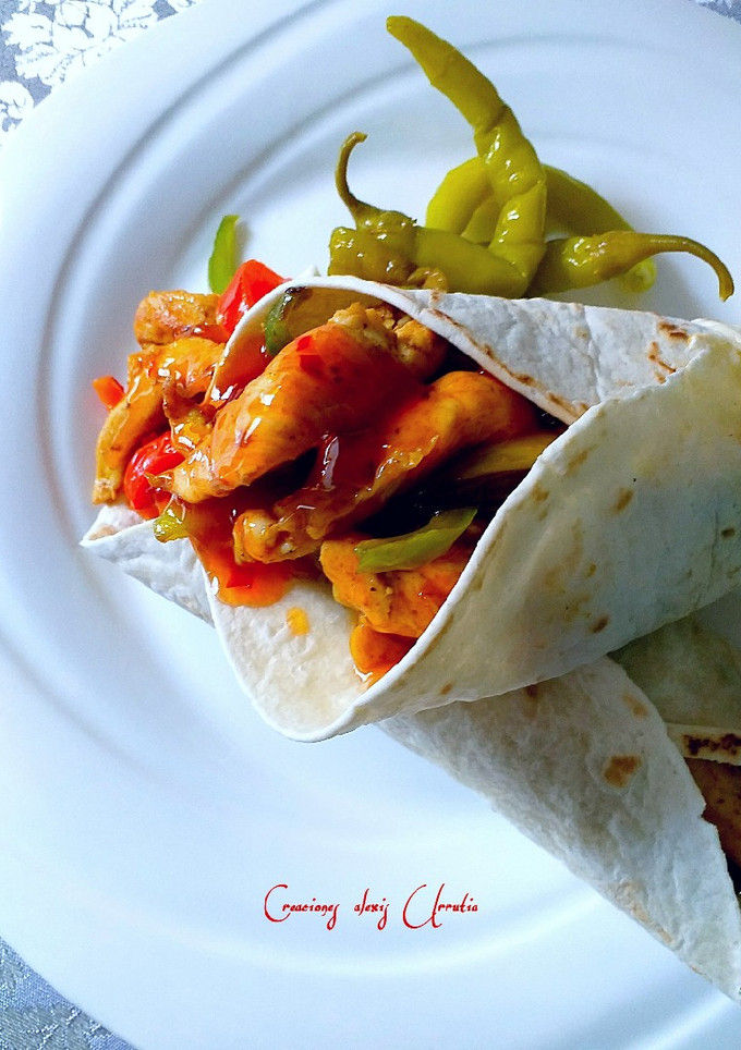 Una foto de Fajitas de pechuga de pollo con vegetales y especias varias