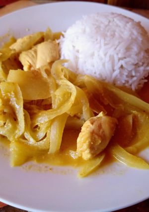 Una foto de Pollo Tikka Masala (con arroz basmati)