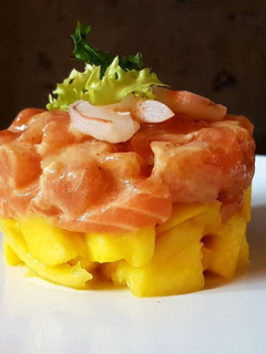 Una foto de Tartar de salmón y mango