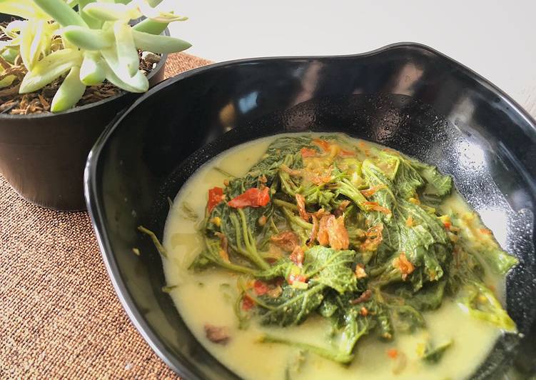 Langkah Mudah untuk Membuat Sayur daun labu kuah kuning yang sempurna