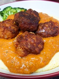 Una foto de Polenta con delicias de longaniza roja y jamón