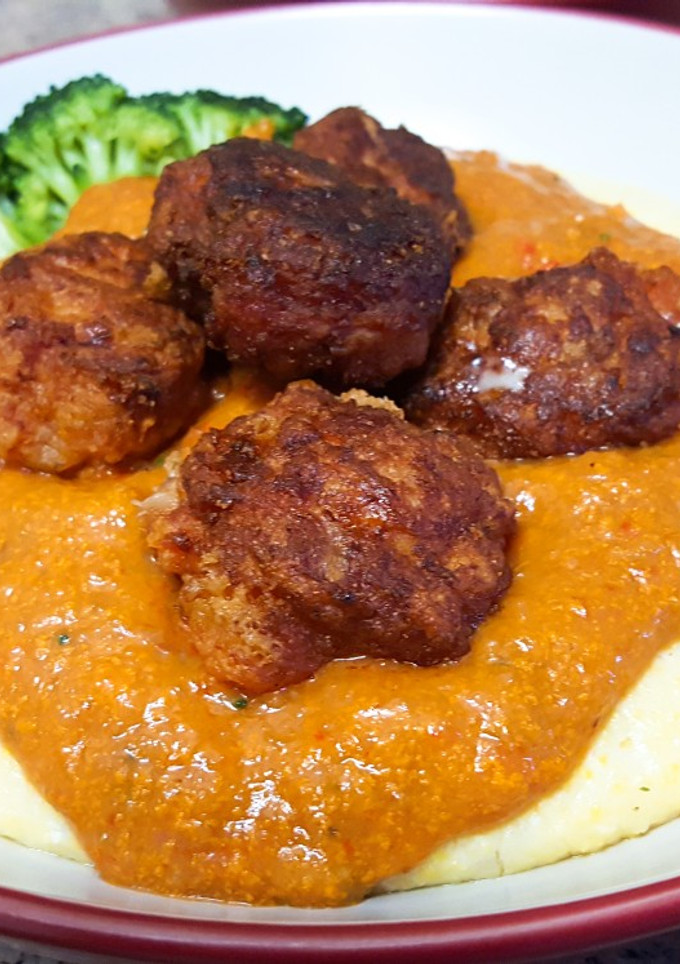 Una foto de Polenta con delicias de longaniza roja y jamón