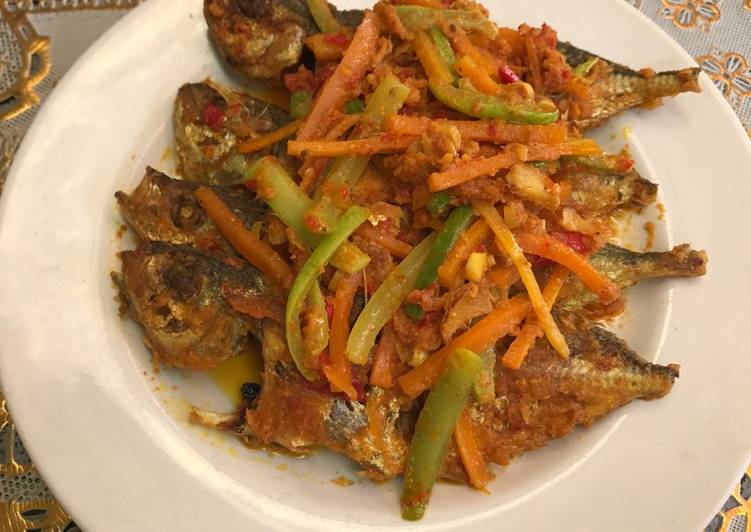 Ikan acar bumbu kuning