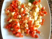Una foto de ñoquis caprese