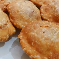 A picture of Khasta kachori.