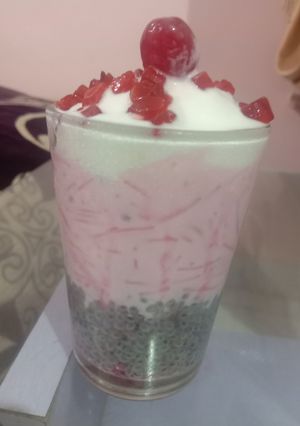 સ્ટ્રોરોબેરી ફાલુદા(faluda recipe in Gujarati) રેસીપી મુખ્ય ફોટો