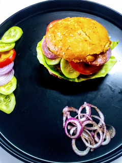 वेज बर्गर (Veg burger recipe in hindi) रेसिपी मुख्य फोटो