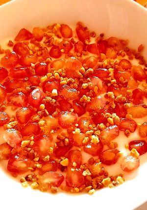 Foto principal de Yogur con toppings de granada y almendra crocante