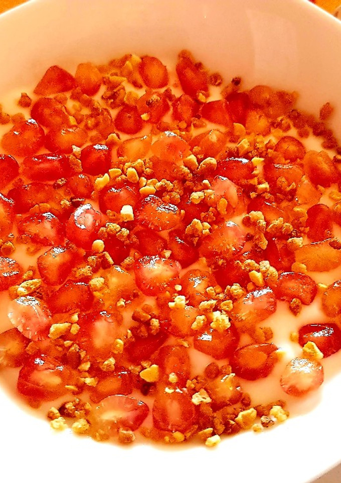 Una foto de Yogur con toppings de granada y almendra crocante