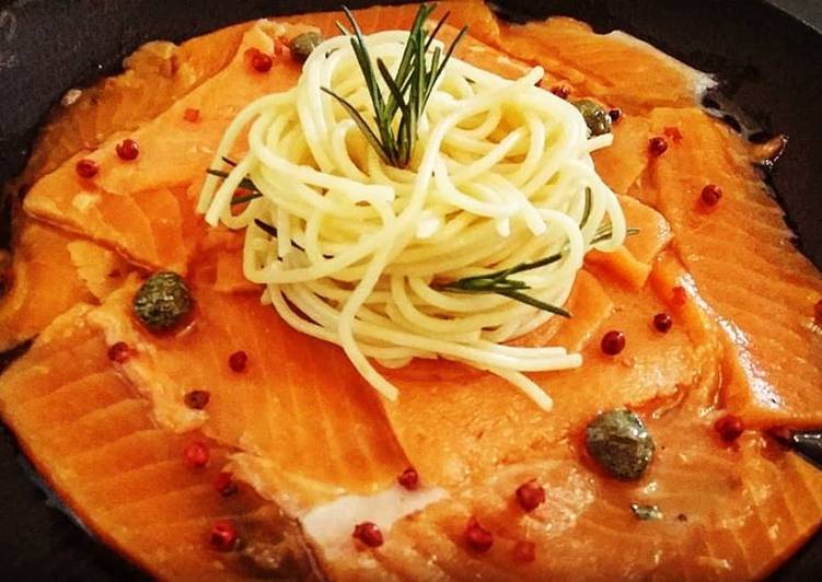 Torre di Spaghetti nel Mare di Salmone