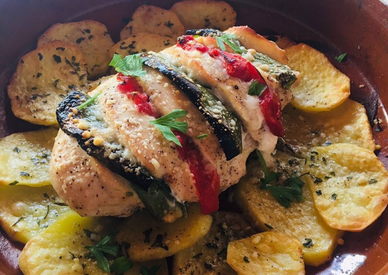 Pechuga de pollo rellena de pimientos y jamón al horno