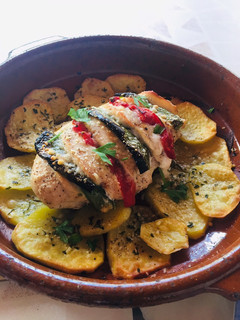 Una foto de Pechuga de pollo rellena de pimientos y jamón al horno