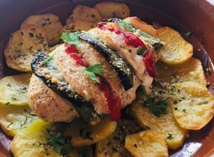 Foto principal de Pechuga de pollo rellena de pimientos y jamón al horno