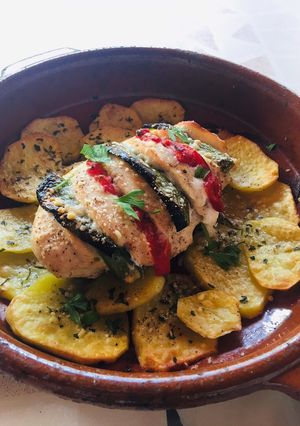 Foto principal de Pechuga de pollo rellena de pimientos y jamón al horno