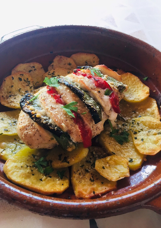 Una foto de Pechuga de pollo rellena de pimientos y jamón al horno