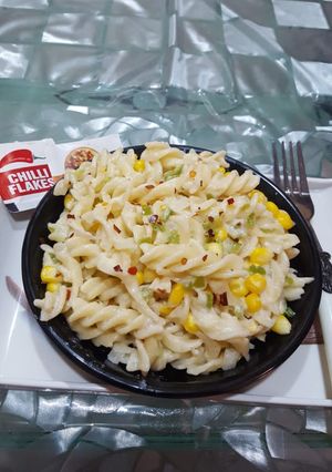 A picture of White souce pasta.