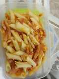 Macarrones con tomate, huevo cocido y tiras de bacon
