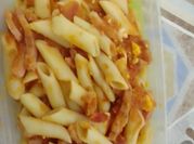 Una foto de macarrones con bacon