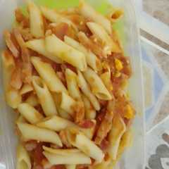 Una foto de Macarrones con tomate, huevo cocido y tiras de bacon