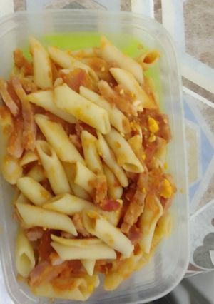 Una foto de Macarrones con tomate, huevo cocido y tiras de bacon
