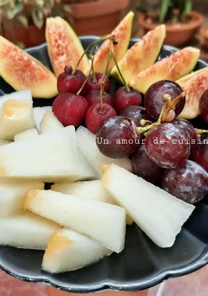 Une photo de Assiette de fruits coupés 🥄
