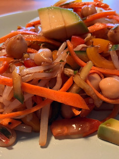 Una foto de Ensalada de garbanzos, brotes de soja y aguacate estilo asiático