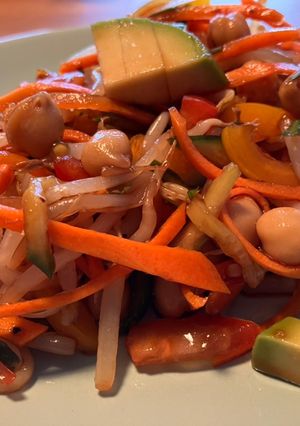 Una foto de Ensalada de garbanzos, brotes de soja y aguacate estilo asiático