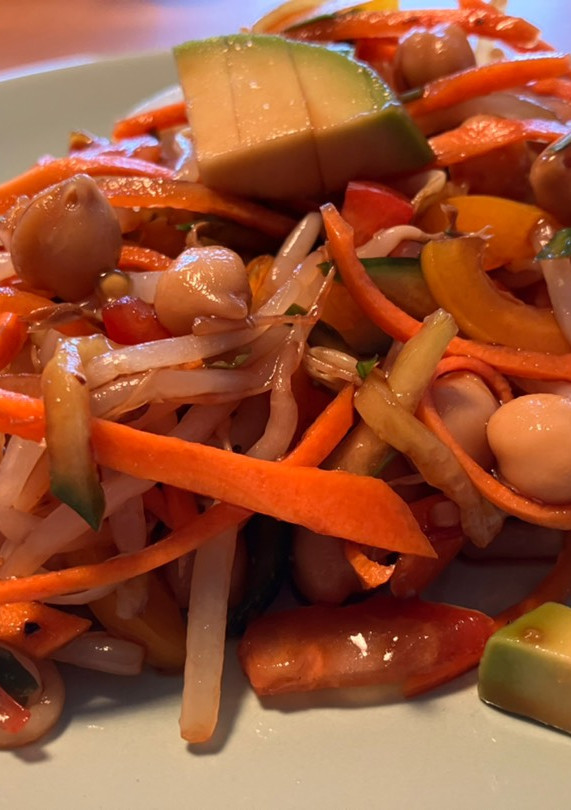 Una foto de Ensalada de garbanzos, brotes de soja y aguacate estilo asiático