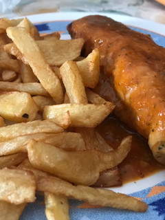 Una foto de Muslos rellenos con salsa!