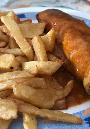 Una foto de Muslos rellenos con salsa!