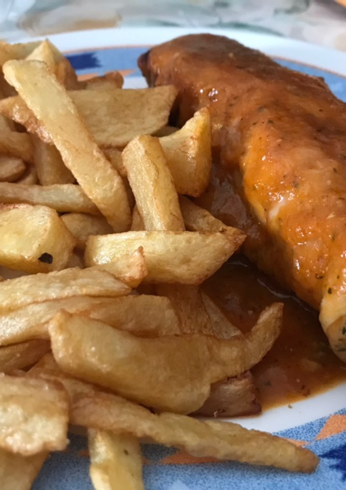 Una foto de Muslos rellenos con salsa!