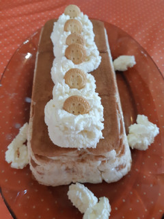 Una foto de Tarta de leche merengada con galletas. Sin horno