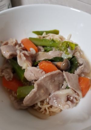 รูปของ ราดหน้าสันคอหมูสไลด์