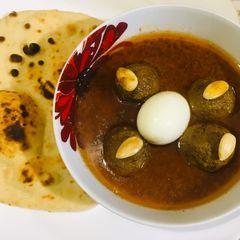 A picture of Beef 🥩 Badami koftay with naan.