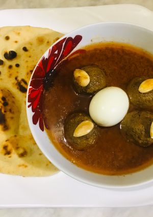 A picture of Beef 🥩 Badami koftay with naan.