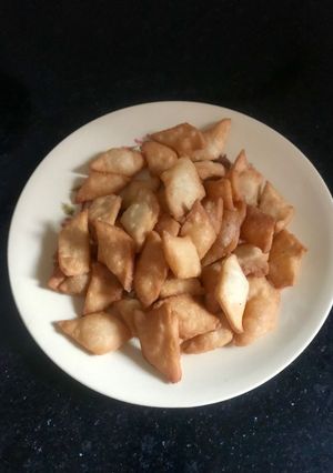 શકકરપારા (Shakkarpara Recipe In Gujarati) રેસીપી મુખ્ય ફોટો