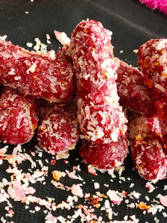 பீட்ரூட் மித்தாய் ரோல்ஸ் (Beetroot mithaai roll recipe in tamil செய்முறை முக்கிய புகைப்படம்