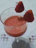 Cóctel de whisky con frutillas
