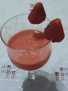 Una foto de Cóctel de whisky con frutillas