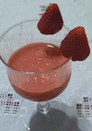Una foto de Cóctel de whisky con frutillas