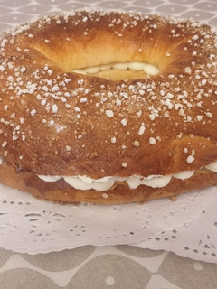 Una foto de Roscón de Reyes fácil y casero | Relleno de nata