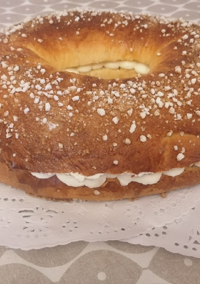 Una foto de Roscón de Reyes fácil y casero | Relleno de nata