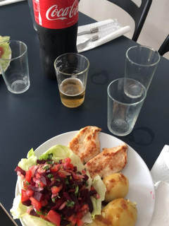 Una foto de Pollo a la plancha con papas hervidas y ensalada de betabel