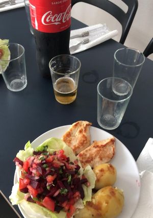 Una foto de Pollo a la plancha con papas hervidas y ensalada de betabel