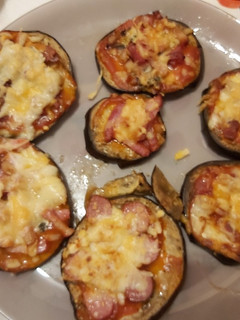Una foto de Pizza de berenjenas 🍆