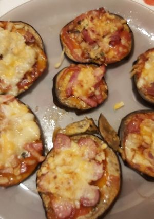 Una foto de Pizza de berenjenas 🍆